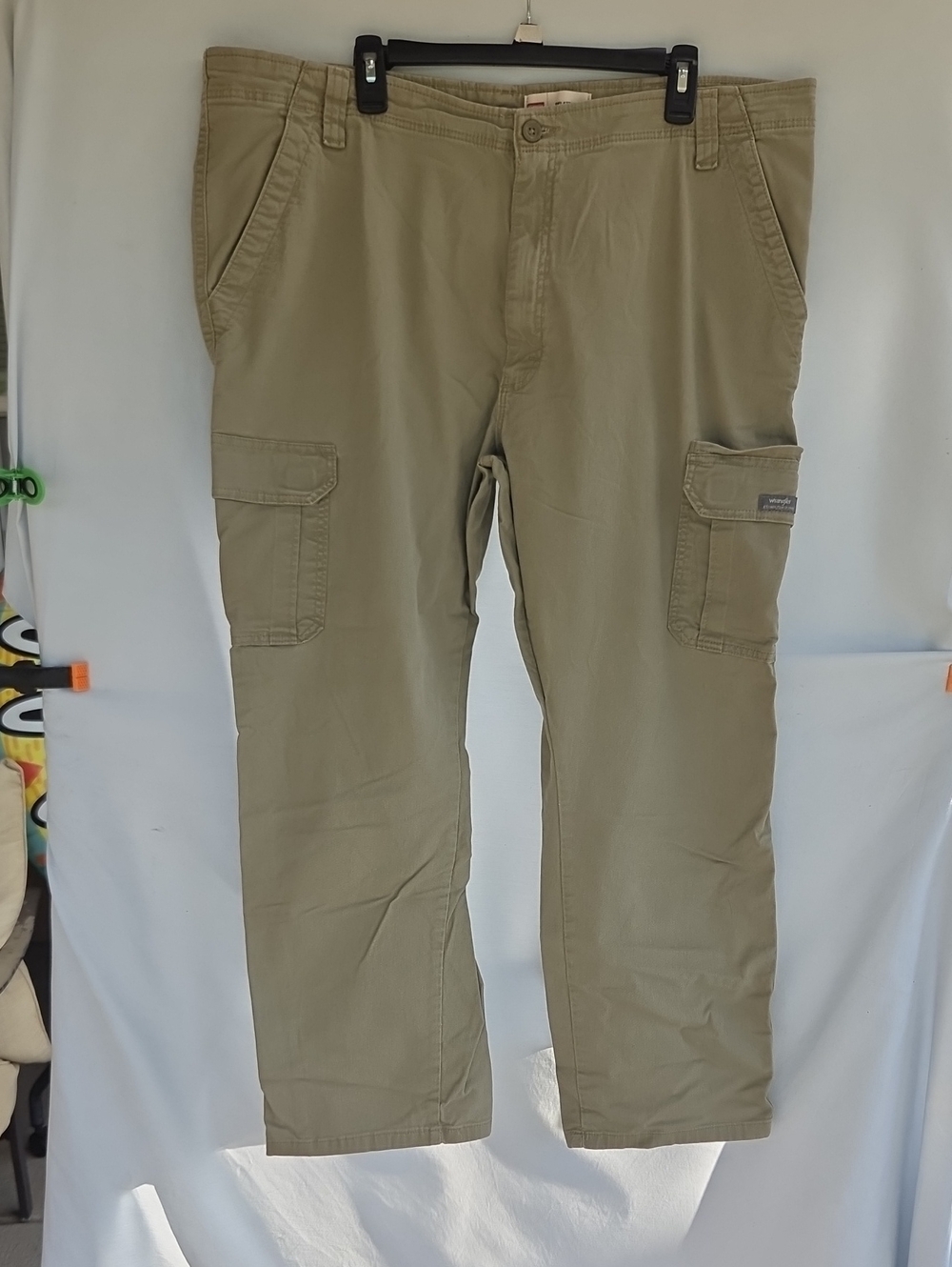 Wrangler Men's Tan Cargo Pants Sz 42x30L
